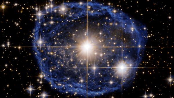 Viele stark leuchtende Sterne und eine blaue Blase.