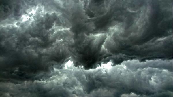 Dunkle bedrohlich Unwetterwolken.