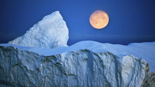 Arktische Eislandschaft mit Mond.
