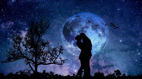 Liebespaar bei nächtlichem Mondschein, seitlich ein Baum ohne Blätter, im Hintergrund eine Galaxie (surreales Foto).
