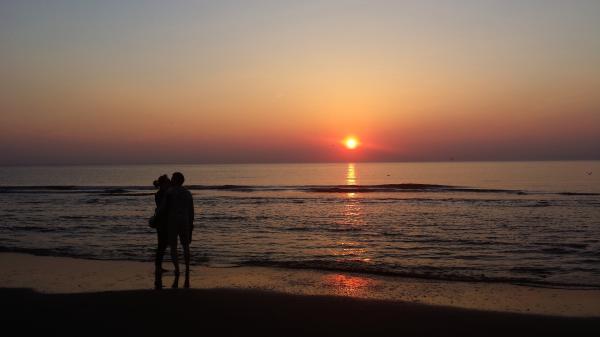 Liebespaar am Strand beim Sonnenuntergang.