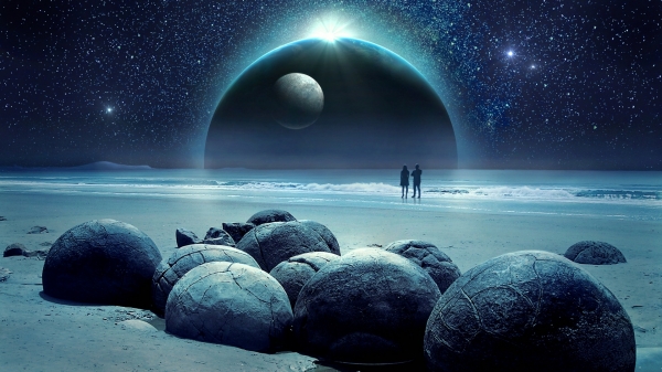 Fantasie: Am Strand stehendes Paar schaut den nächtlichen Galaxiehimmel mit einem sehr nahen Planeten und Mond.