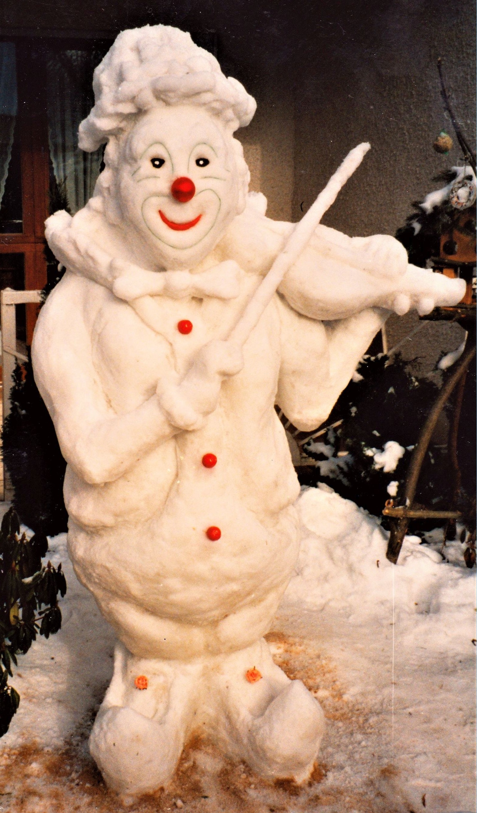Schneefigur - Geigespielender Clown, Foto 2.