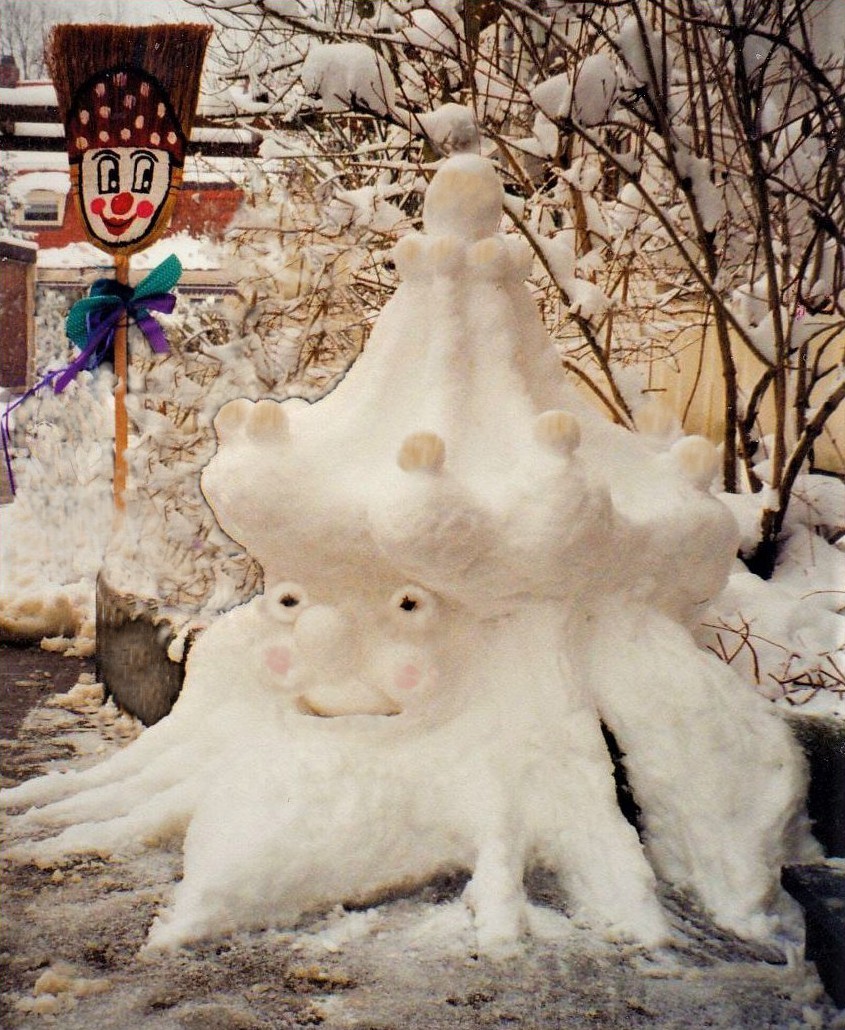 Schneefigur - Wurzelgesicht mit großem Hut.