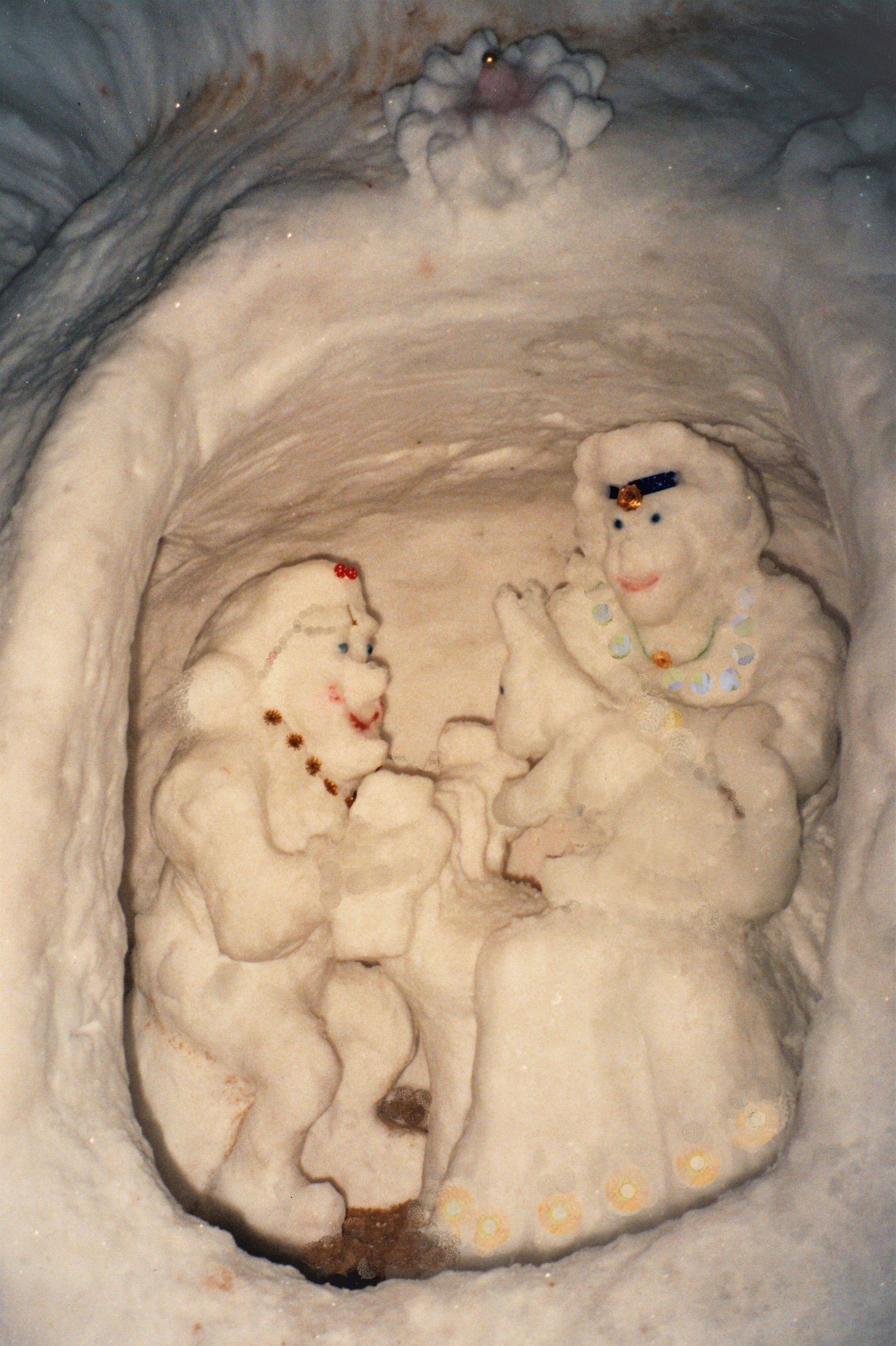 Schneehaus mit Mann, Frau und Tiere, Foto 2.